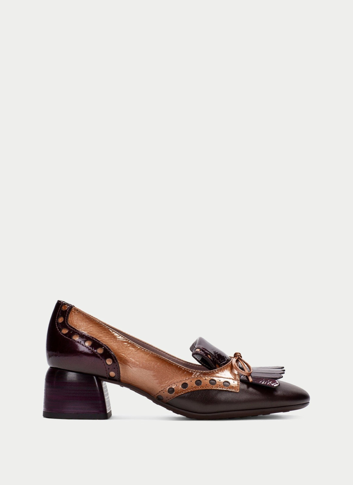 Par de Sapatos Hispanitas Varsovia Tricolor, vista traseira em fundo neutro, mostrando o salto médio