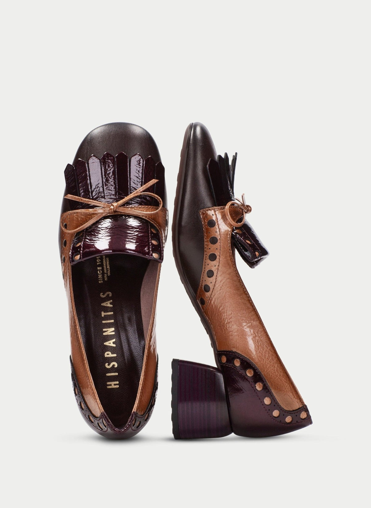 Par de Sapatos Hispanitas Varsovia Tricolor, vista de cima e de perfil, com a marca gravada na palmilha