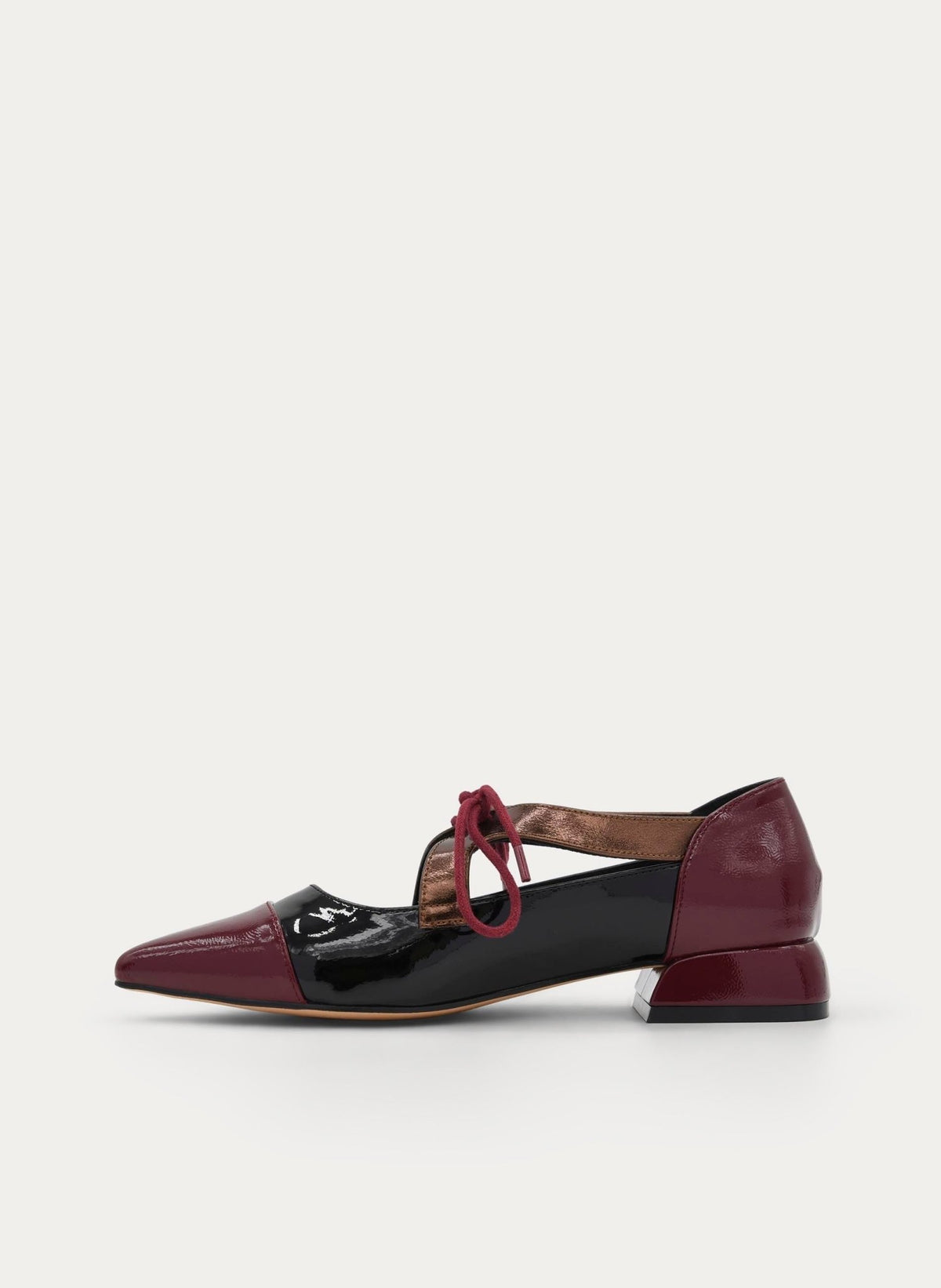 Sapato Mary Jane Azarey bordeaux e preto, vista lateral oposta, com biqueira bordeaux, cordões com laço e tacão baixo