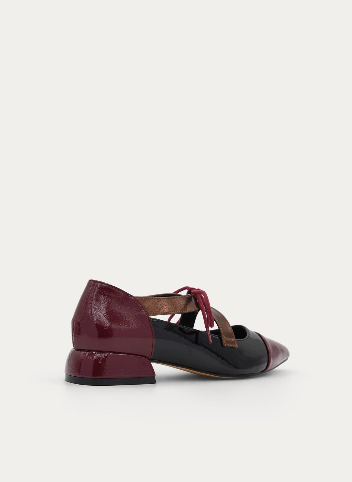 Sapato Mary Jane Azarey bordeaux e preto, vista de trás e três quartos, com contraforte e tacão bordeaux, em fundo cinzento claro