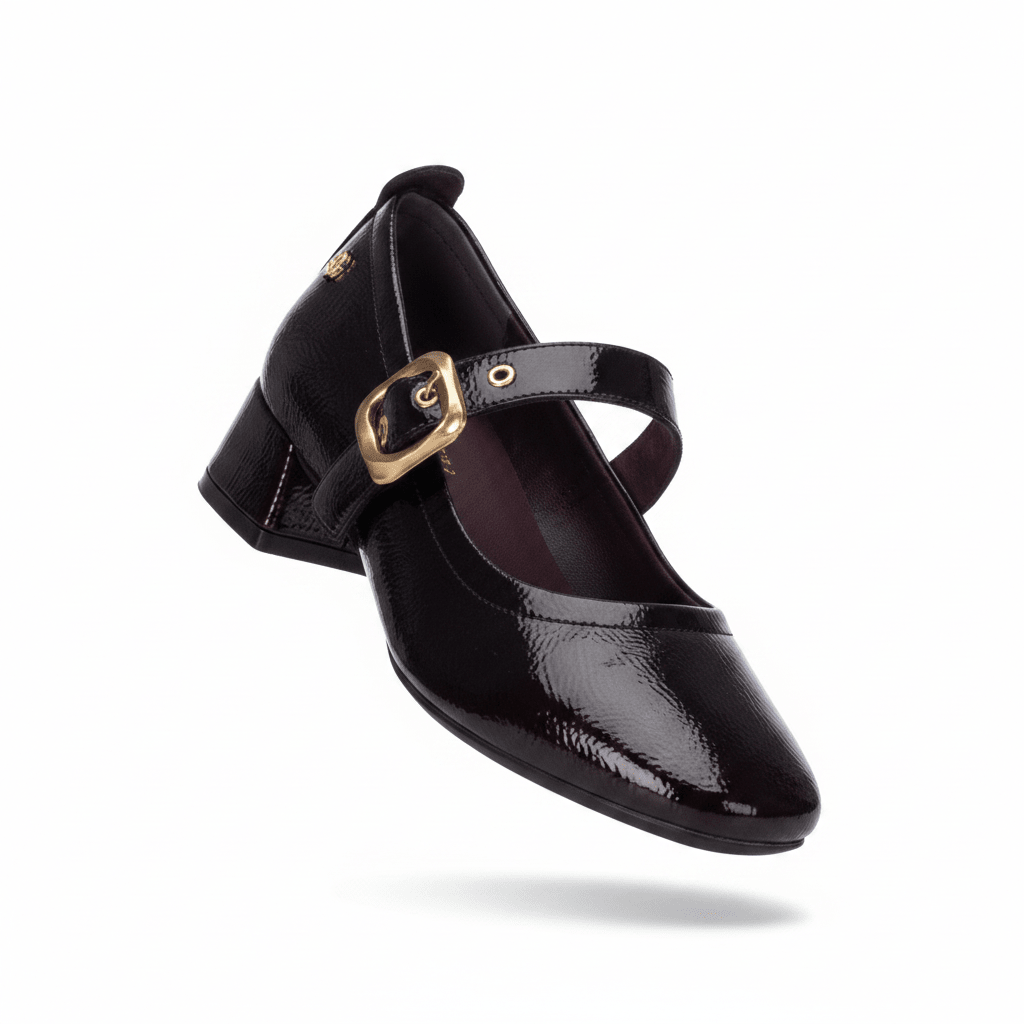 Sapato Mary Jane Carmela em verniz bordeaux, fivela dourada, packshot