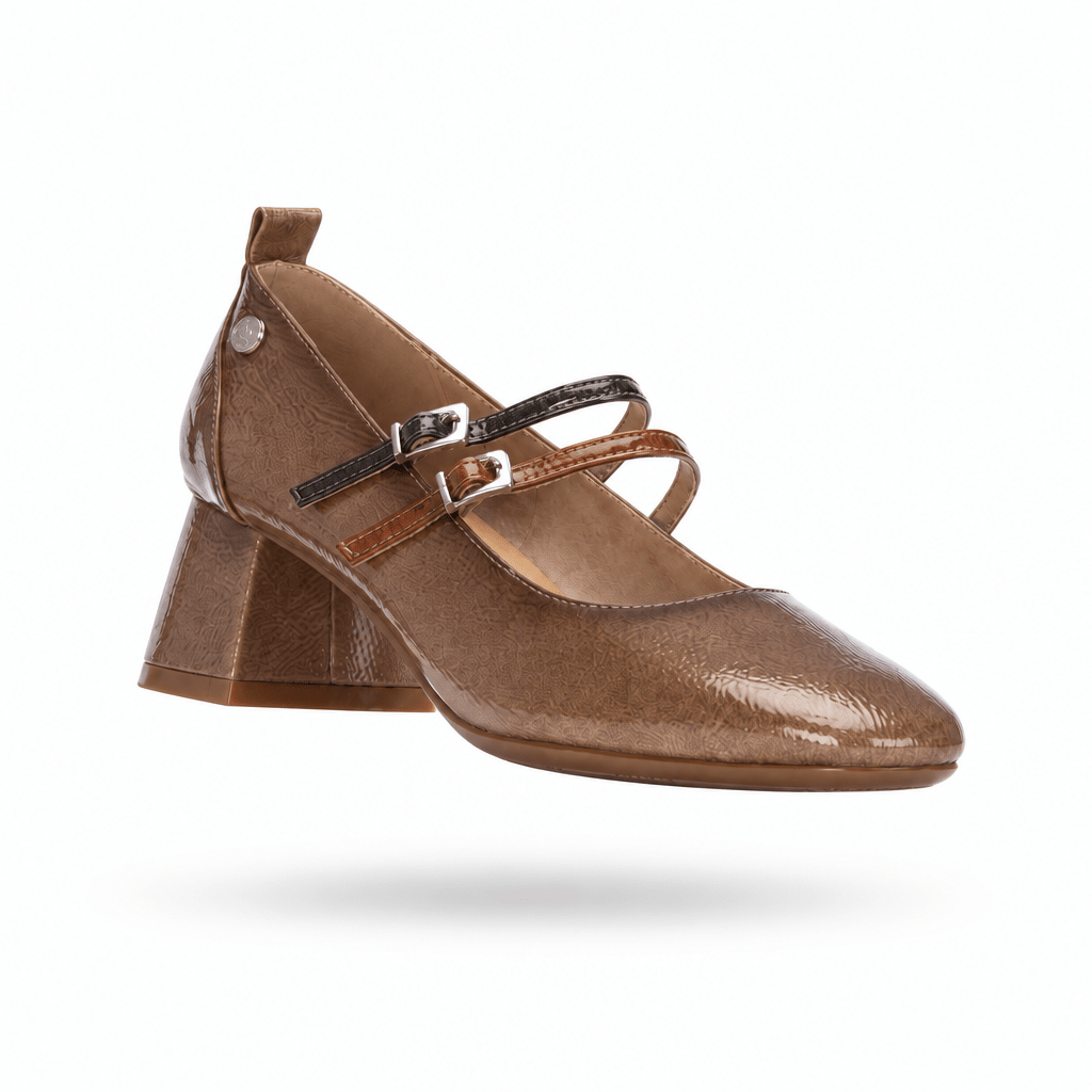 Sapato Mary Jane Xti em verniz amêndoa com duas tiras de fivela e tacão largo, packshot em levitação