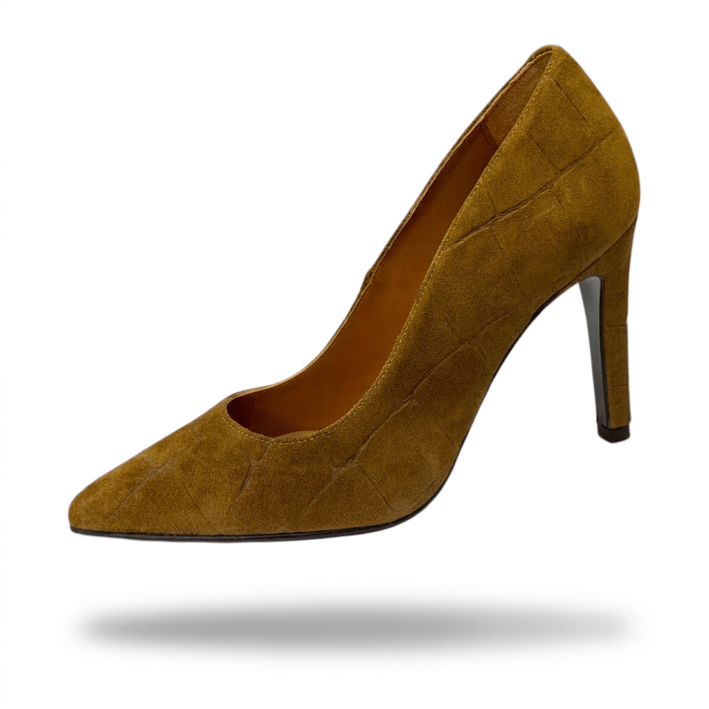 Sapato Ruika em camurça camel texturada com bico fino e salto de 9,5 cm, packshot em levitação sobre fundo branco