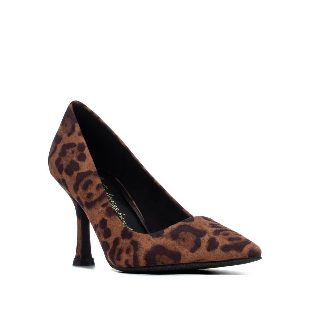 Sapato Xti Animal Print em vista de três quartos sobre fundo branco, fotografia de referência do fornecedor, tamanho 40