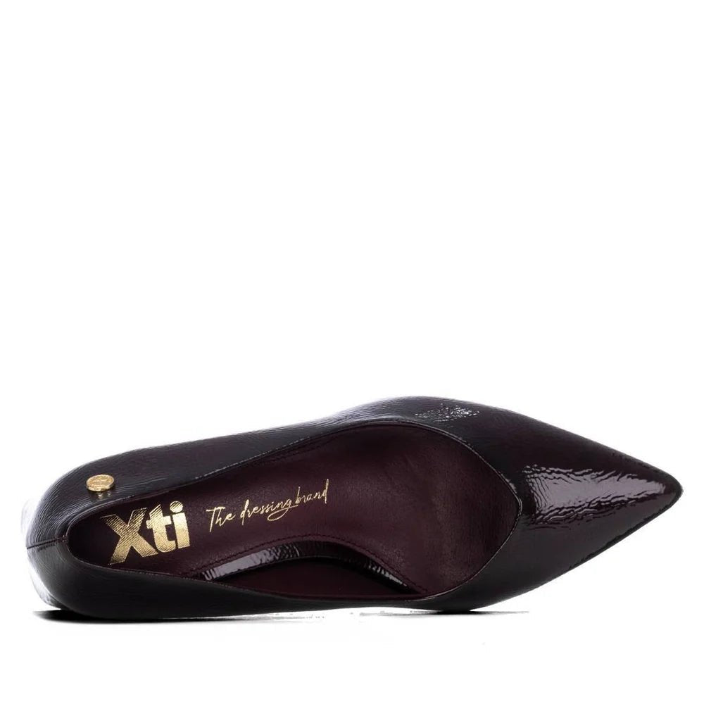 Sapato XTi Bordeaux visto de cima, mostrando o interior com o logótipo Xti gravado na palmilha.