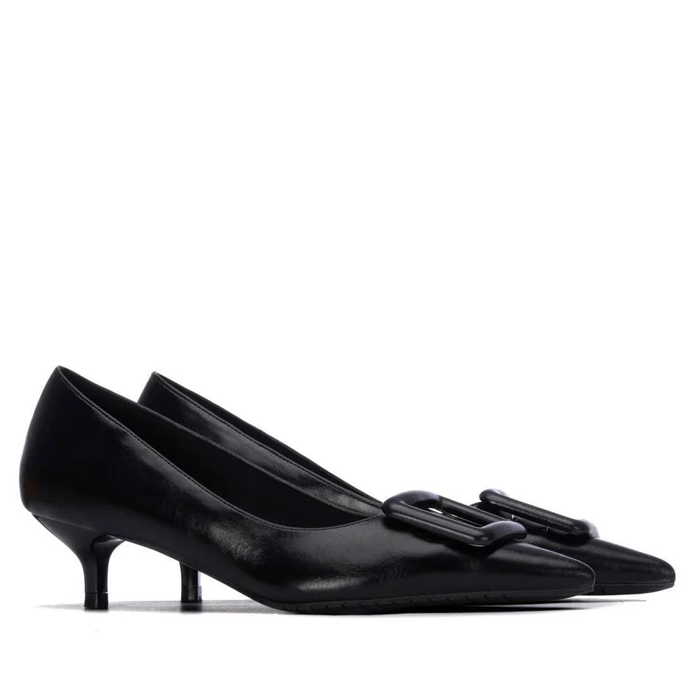 Par de Sapatos XTi Preto de salto médio lado a lado, vistos de perfil sobre fundo branco.