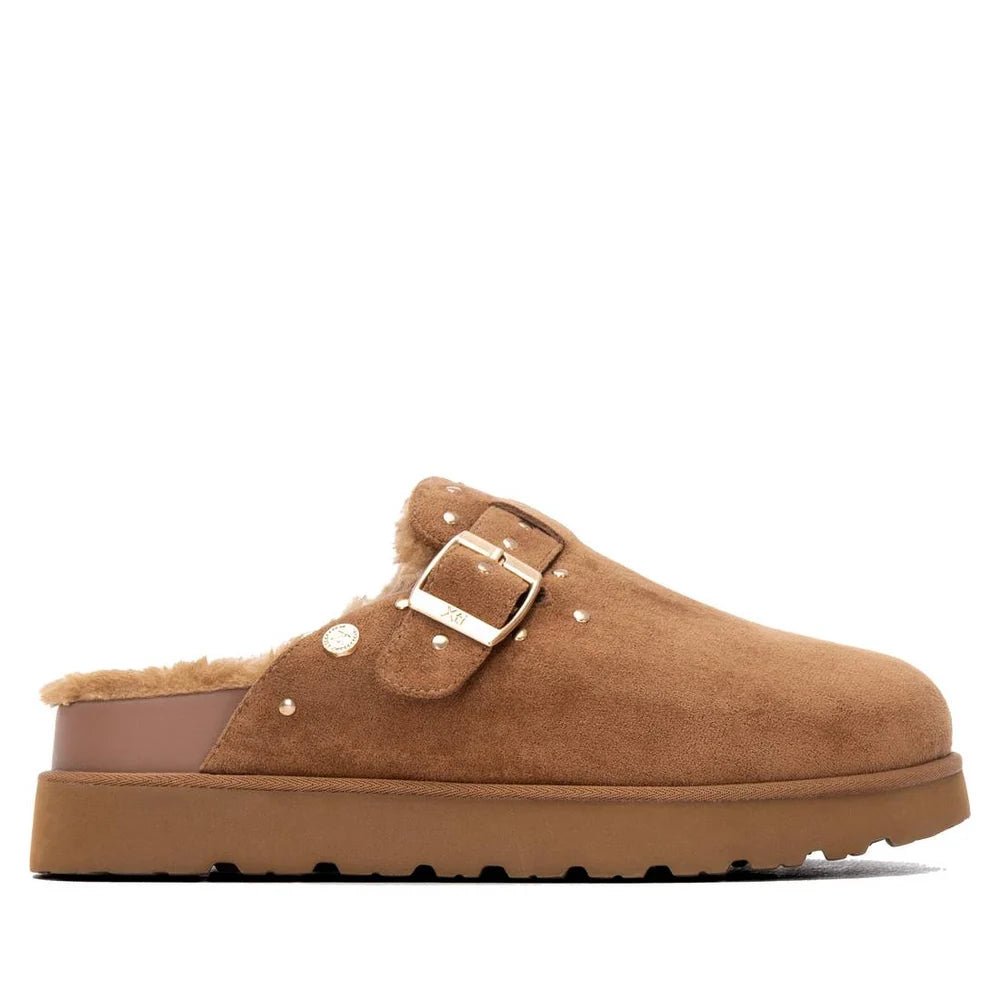 Tamanco feminino XTi em camurça camel, vista lateral, com forro em pelo sintético, fivela metalizada com tachas decorativas e sola plataforma em EVA.